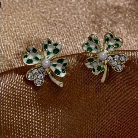 ‼️3/$30 Four Leaf Clover Stud Earrings With Green Enamel Leaves And Pearl Center - Picture 5 of 7